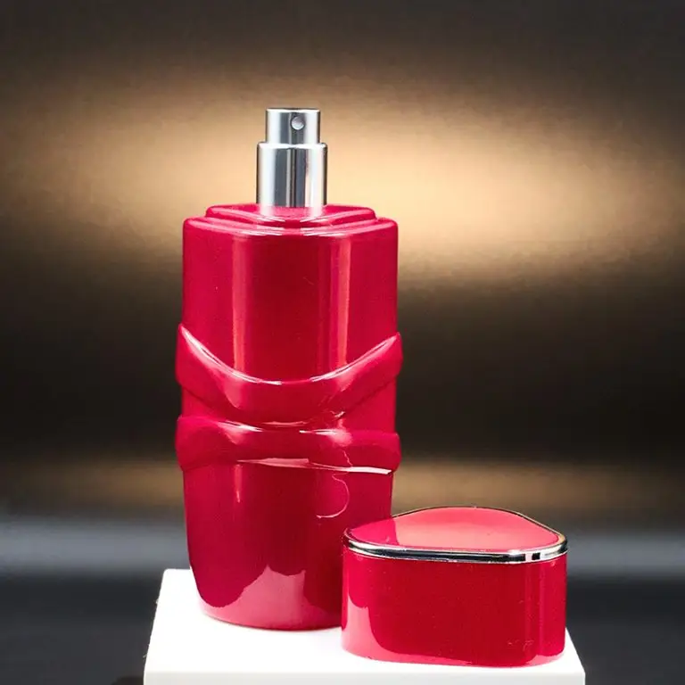 Frasco de perfume de diseño moderno, una de las tendencias en envases para vender perfumes en Perú.