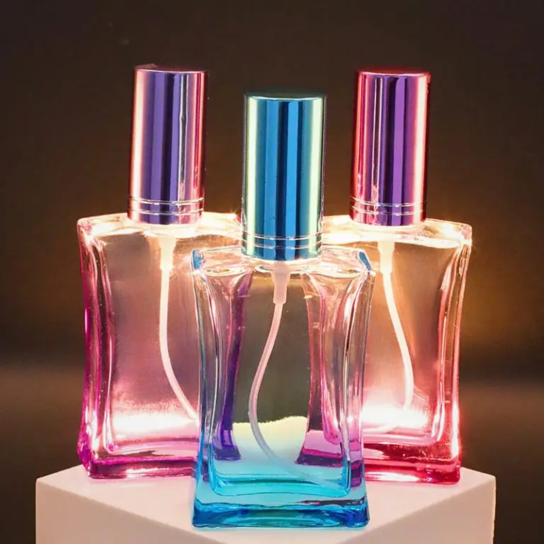 Frasco de perfume de diseño moderno, una de las tendencias en envases para vender perfumes en Perú.